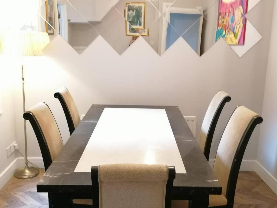 Stunning 3 Bedroom Townhouse In The Heart Of City เบลฟาสต์ ภายนอก รูปภาพ